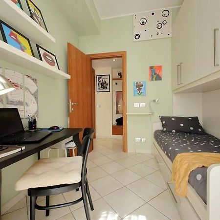 Relax Rome With 2 Balconies - 2 Bedroom Flat, 3Rd Floor With Lift, High Comfort, Quite, A Walk From Urban Train Station Gemelli And Metro A Stops Battistini & Cornelia Connecting To Center In 20 Minutes, 2 Steps From Bus Stop, Cycle Path, Groceries Εξωτερικό φωτογραφία