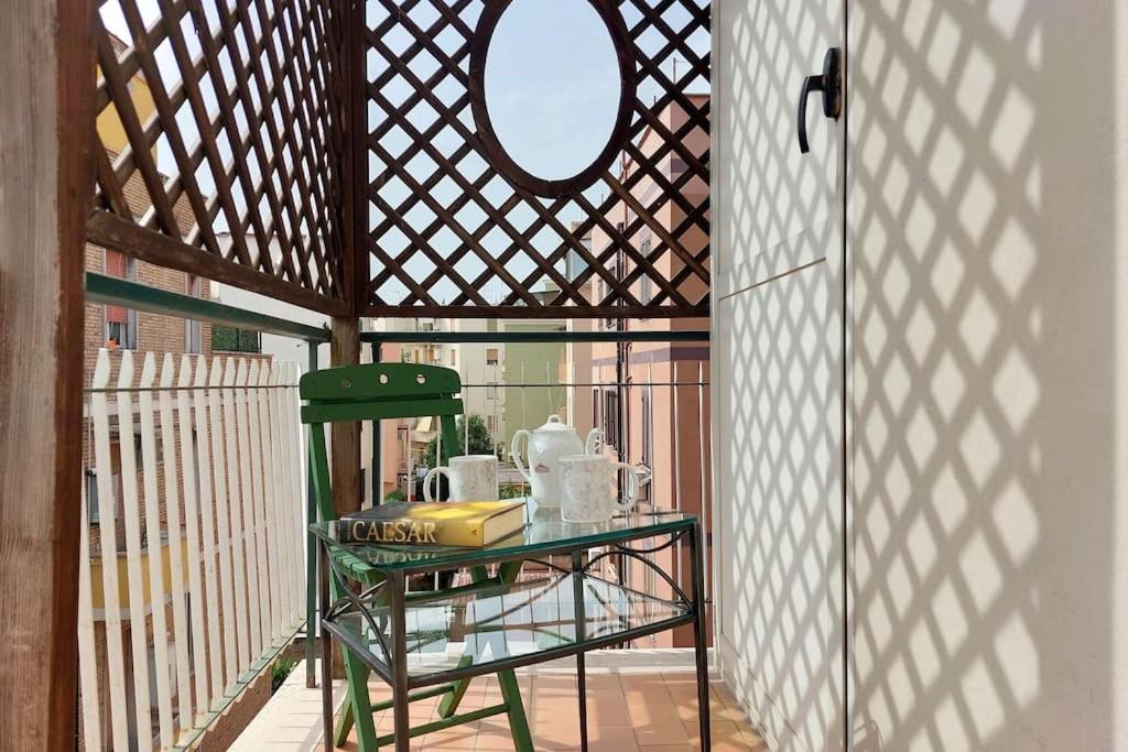 Relax Rome With 2 Balconies - 2 Bedroom Flat, 3Rd Floor With Lift, High Comfort, Quite, A Walk From Urban Train Station Gemelli And Metro A Stops Battistini & Cornelia Connecting To Center In 20 Minutes, 2 Steps From Bus Stop, Cycle Path, Groceries Εξωτερικό φωτογραφία
