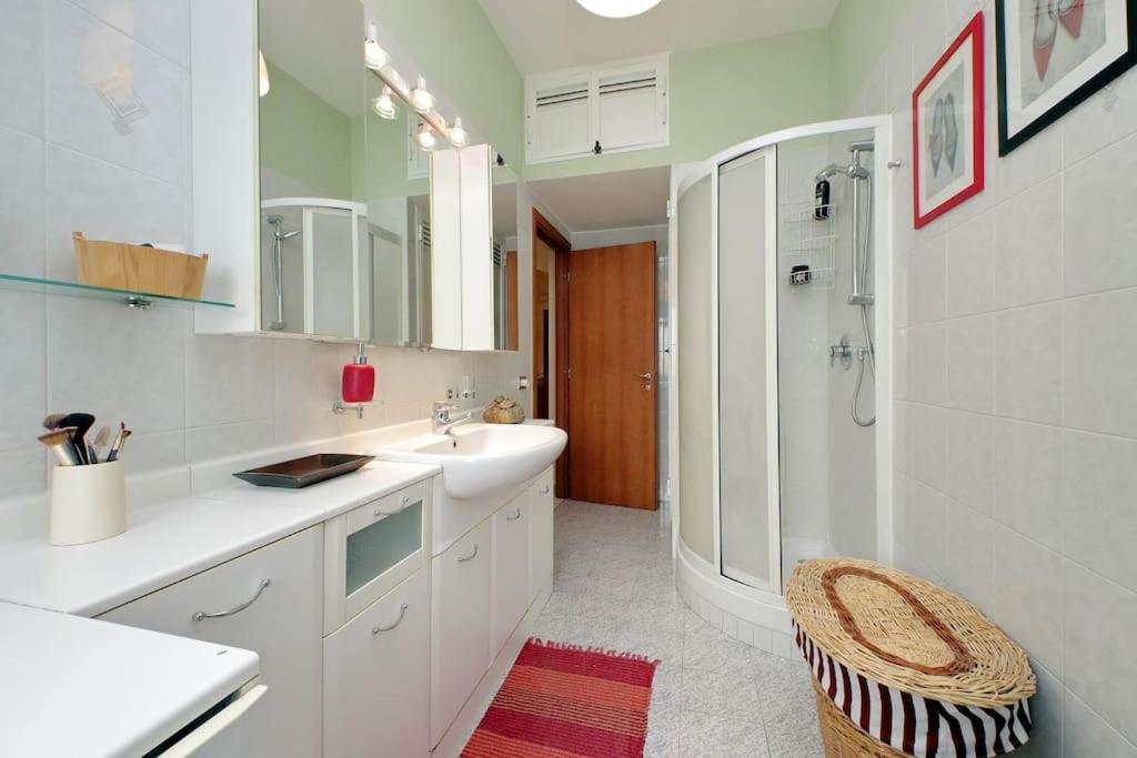 Relax Rome With 2 Balconies - 2 Bedroom Flat, 3Rd Floor With Lift, High Comfort, Quite, A Walk From Urban Train Station Gemelli And Metro A Stops Battistini & Cornelia Connecting To Center In 20 Minutes, 2 Steps From Bus Stop, Cycle Path, Groceries Εξωτερικό φωτογραφία