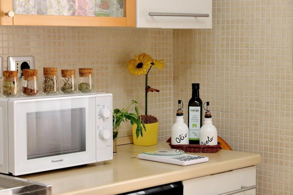 Relax Rome With 2 Balconies - 2 Bedroom Flat, 3Rd Floor With Lift, High Comfort, Quite, A Walk From Urban Train Station Gemelli And Metro A Stops Battistini & Cornelia Connecting To Center In 20 Minutes, 2 Steps From Bus Stop, Cycle Path, Groceries Εξωτερικό φωτογραφία