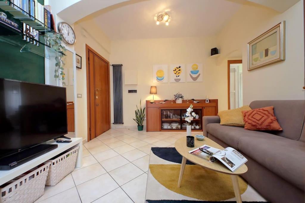 Relax Rome With 2 Balconies - 2 Bedroom Flat, 3Rd Floor With Lift, High Comfort, Quite, A Walk From Urban Train Station Gemelli And Metro A Stops Battistini & Cornelia Connecting To Center In 20 Minutes, 2 Steps From Bus Stop, Cycle Path, Groceries Εξωτερικό φωτογραφία