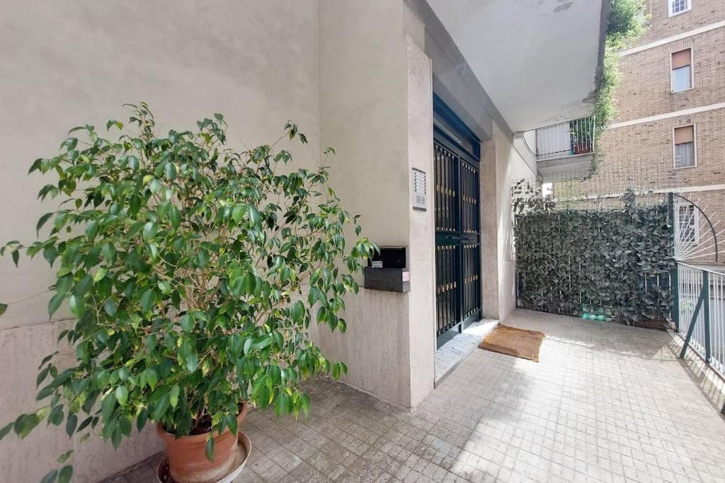 Relax Rome With 2 Balconies - 2 Bedroom Flat, 3Rd Floor With Lift, High Comfort, Quite, A Walk From Urban Train Station Gemelli And Metro A Stops Battistini & Cornelia Connecting To Center In 20 Minutes, 2 Steps From Bus Stop, Cycle Path, Groceries Εξωτερικό φωτογραφία