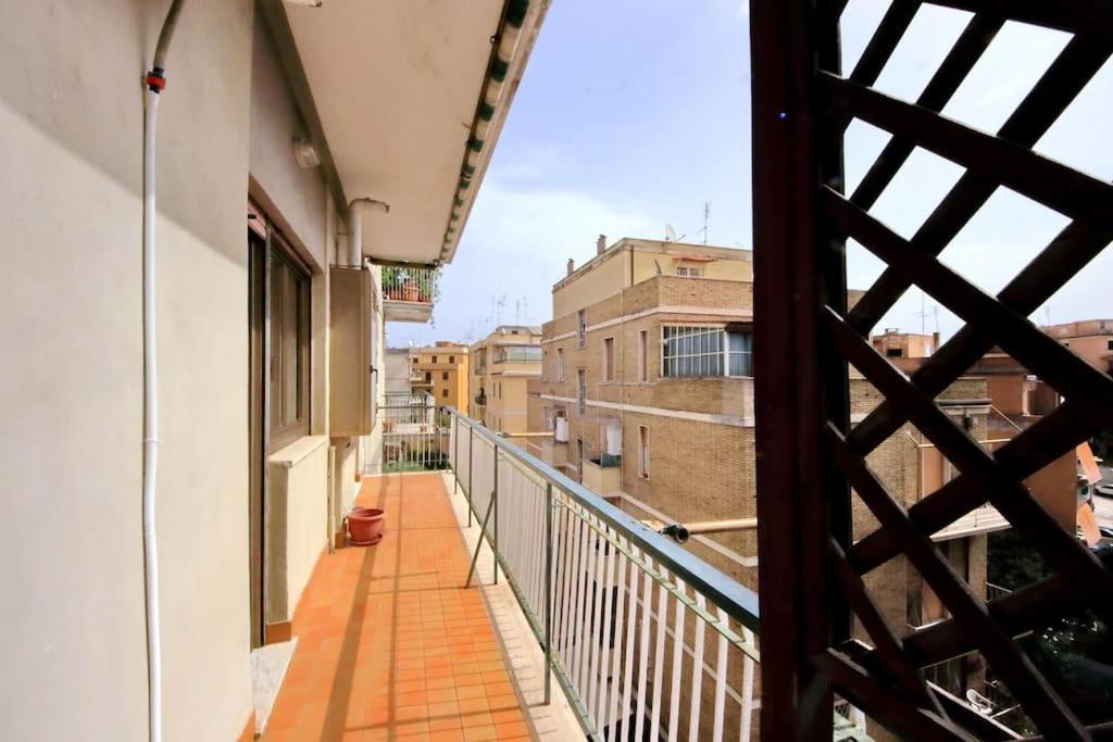 Relax Rome With 2 Balconies - 2 Bedroom Flat, 3Rd Floor With Lift, High Comfort, Quite, A Walk From Urban Train Station Gemelli And Metro A Stops Battistini & Cornelia Connecting To Center In 20 Minutes, 2 Steps From Bus Stop, Cycle Path, Groceries Εξωτερικό φωτογραφία